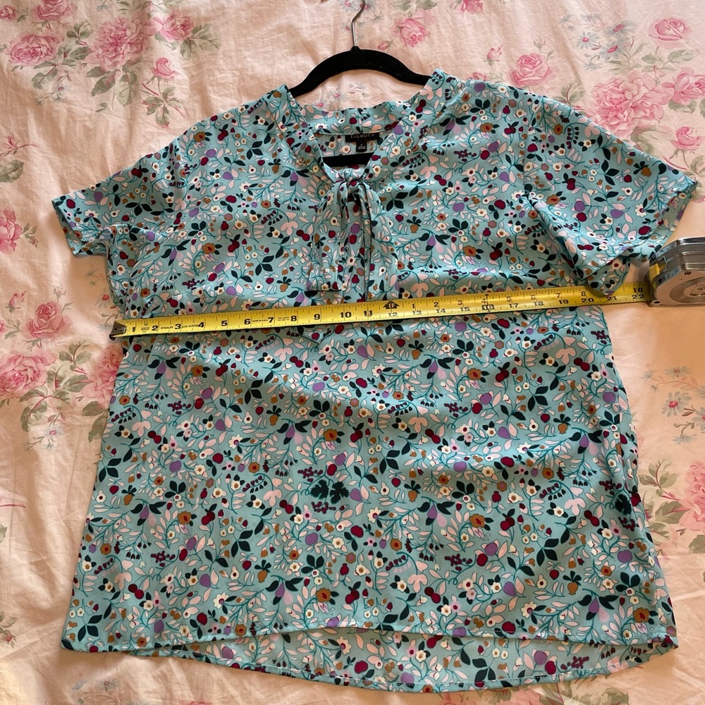 Talbots Size Large Floral Flutter Sleeve Top. - image 4